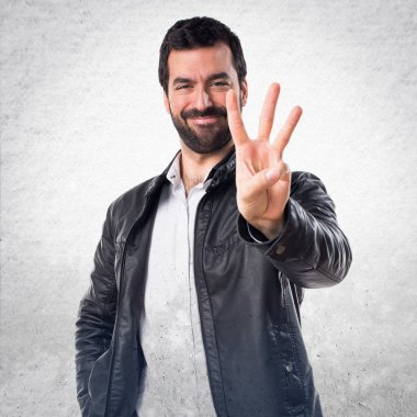 Adam üç sayım deri ceket ile