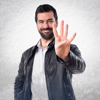 Adam dört sayma deri ceket ile 