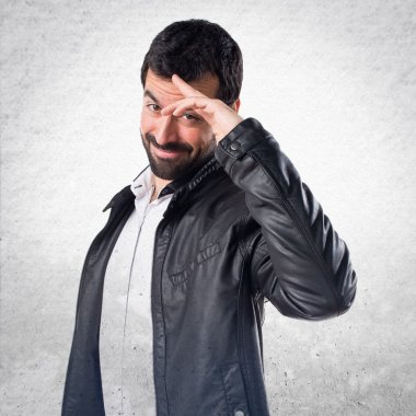 Erkek deri ceket selamlayan ile