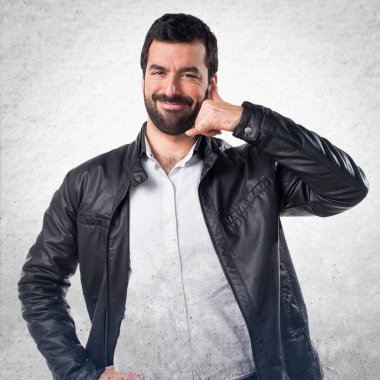 Erkek deri ceket telefon jest yapma ile