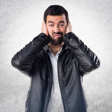 Deri ceket kulakları kapsayan adamla