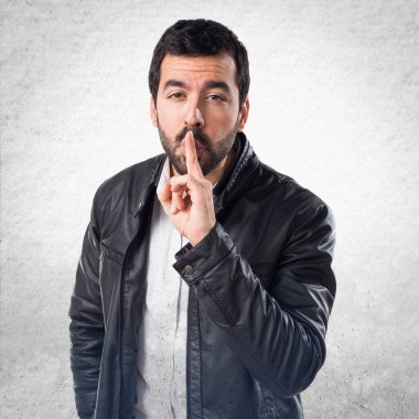 Erkek deri ceket sessizlik jest yapma ile