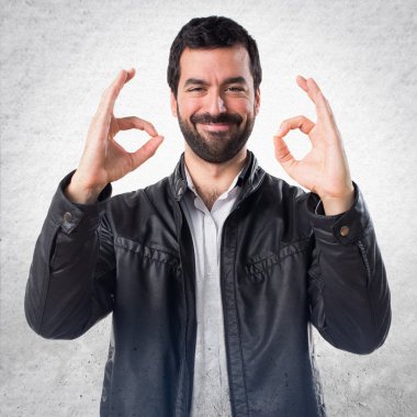 Erkek deri ceket yapmak Ok işareti ile