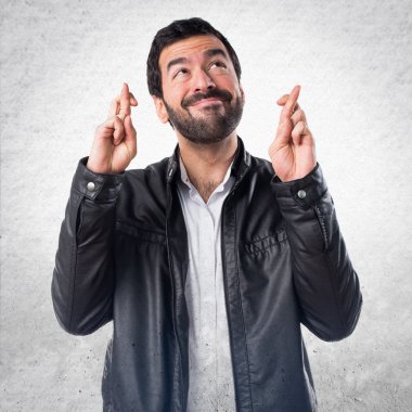 Erkek deri ceket parmaklarıyla kapısı ile