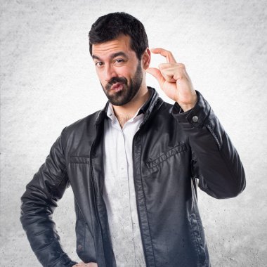 Erkek deri ceket küçük işareti yapıyor ile