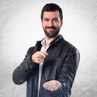Adam bir şey tutan deri ceket ile