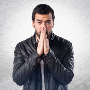 Deri ceket yalvaran adamla