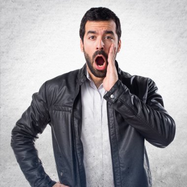 Erkek deri ceket sürpriz jest yapıyor ile