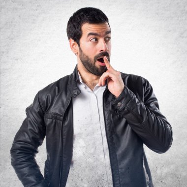 Erkek deri ceket sürpriz jest yapıyor ile