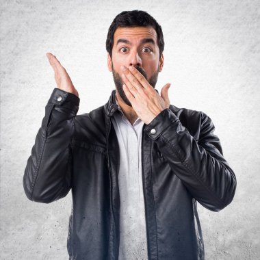 Erkek deri ceket sürpriz jest yapıyor ile