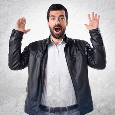 Erkek deri ceket sürpriz jest yapıyor ile