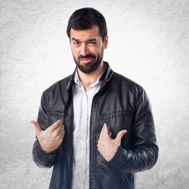 Erkek deri ceket sürpriz jest yapıyor ile