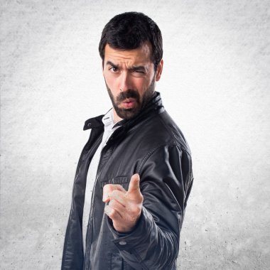 Deri ceket bağıran adamla