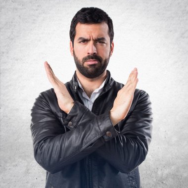 Adamla hiç jest yapıyor deri ceket