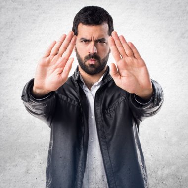 Erkek deri ceket dur işareti yapma ile