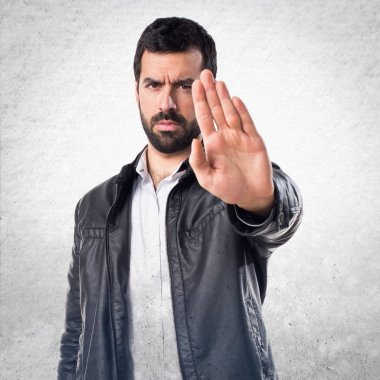 Erkek deri ceket dur işareti yapma ile