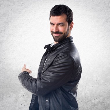 Erkek deri ceketi geri işaret ile