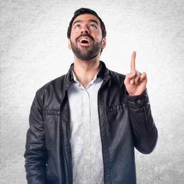 Adam yukarıyı deri ceket ile