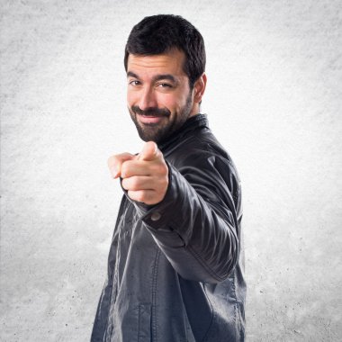 Adam önüne işaret deri ceket ile