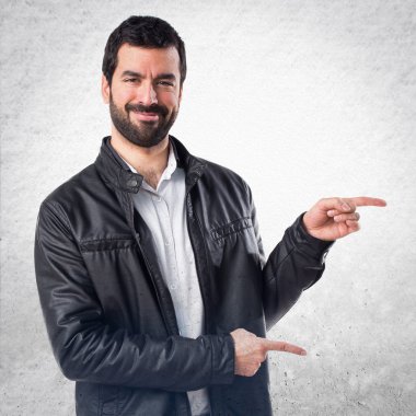 Deri ceket için lateral işaret eden adamla