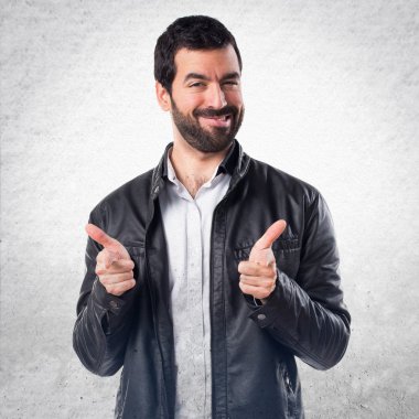 Adam önüne işaret deri ceket ile