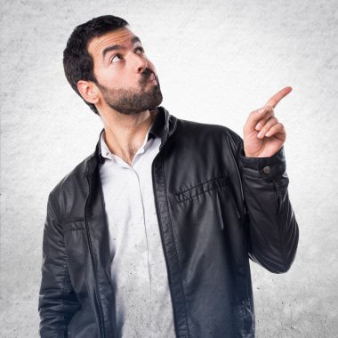 Erkek deri ceket düşünce ile