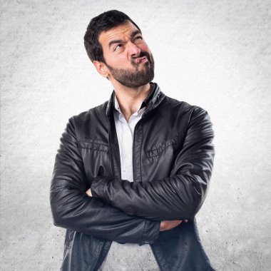 Deri ceket şüpheleri olan adam