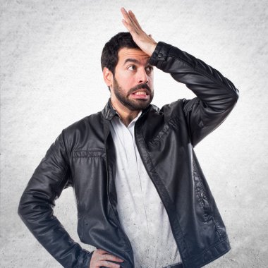 Deri ceket şüpheleri olan adam