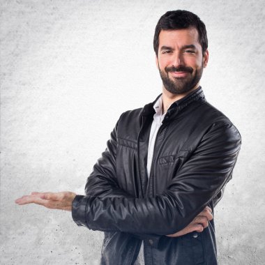 Adam bir şey sunmak deri ceket ile