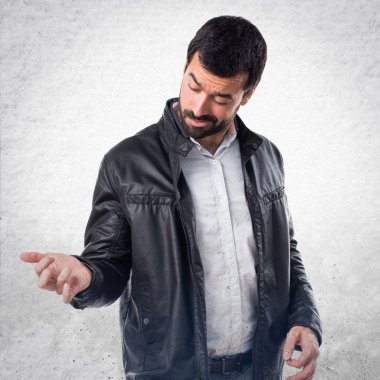 Adam gitar jest yapma deri ceket ile