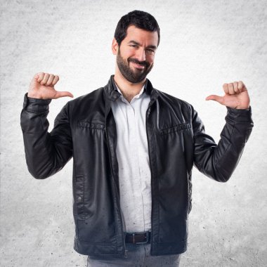 Adam kendisiyle gurur