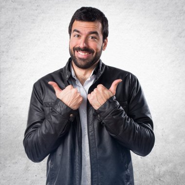 Deri ceket başparmak ile olan adam