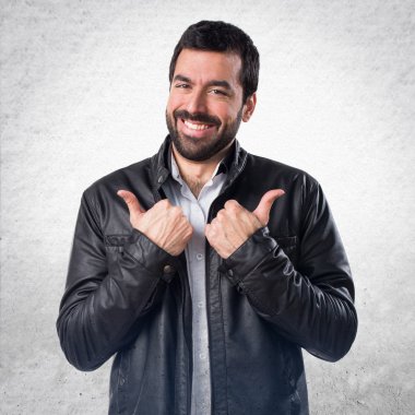 Deri ceket başparmak ile olan adam