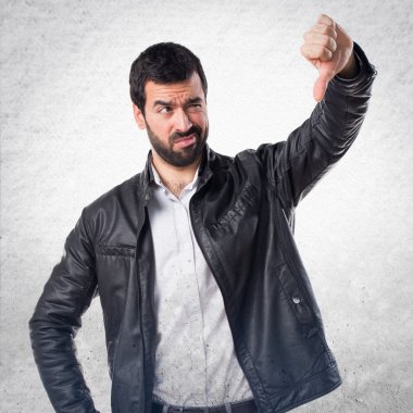 Adam kötü sinyal yapıyor deri ceket ile