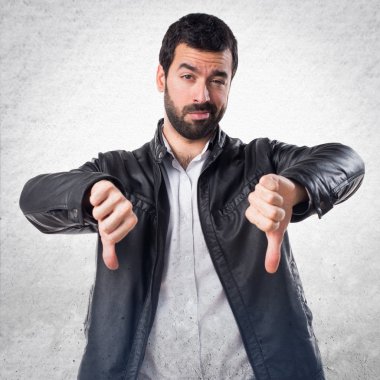 Adam kötü sinyal yapıyor deri ceket ile