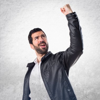 Deri ceket ile şanslı adam