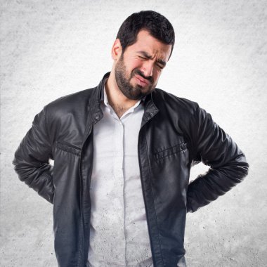 Deri ceket ağrısı olan adamla