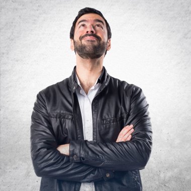 Deri ceket ararken adamla