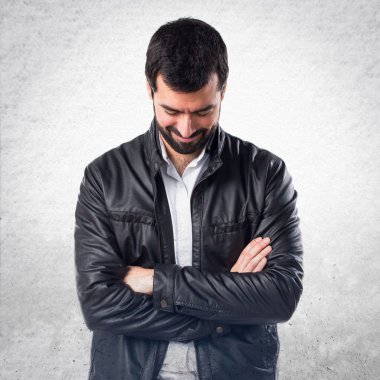 Deri ceket aşağı bakıyor olan adam