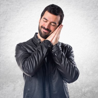 Erkek deri ceket uyku jest yapıyor ile