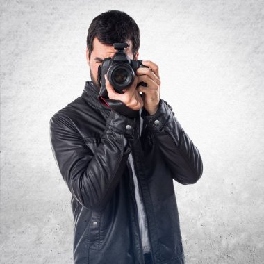 Erkek deri ceket fotoğraf çekme ile