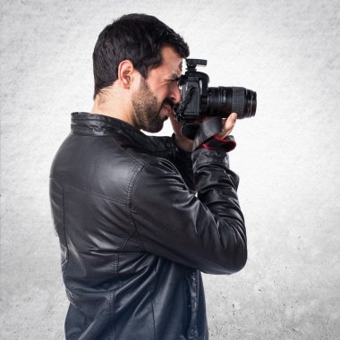 Erkek deri ceket fotoğraf çekme ile