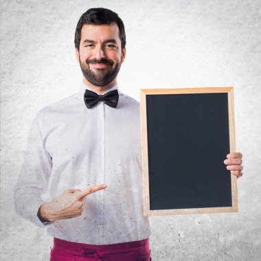 Boş bir afiş tutarak garson