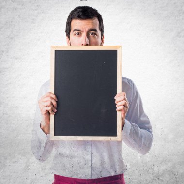 Boş bir afiş tutarak garson