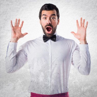 Garson sürpriz jest yapıyor