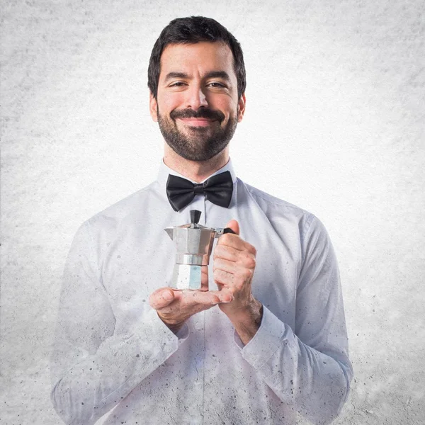 Bira şişe bir cezve elinde tepsi ile garson