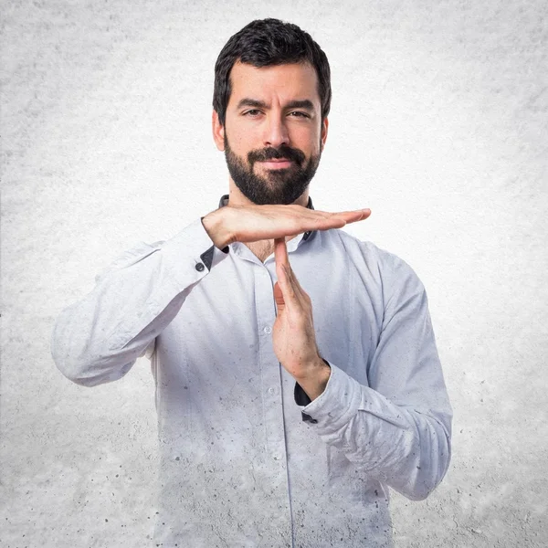 Hombre haciendo tiempo fuera gesto — Foto de Stock