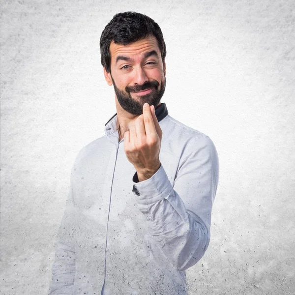 Bir para hareketi yapan erkek