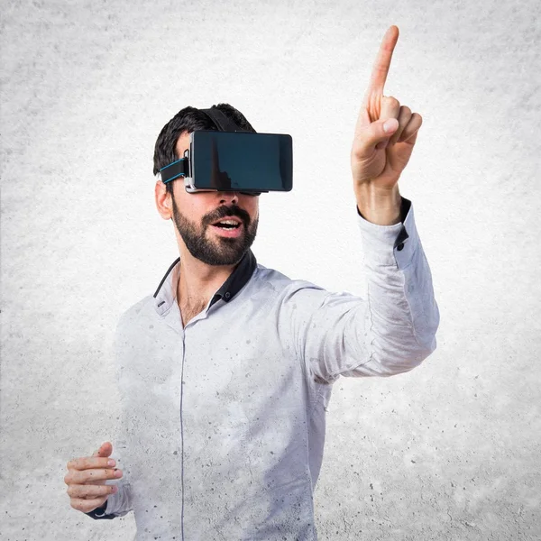 Mann mit VR-Brille berührt transparenten Bildschirm — Stockfoto