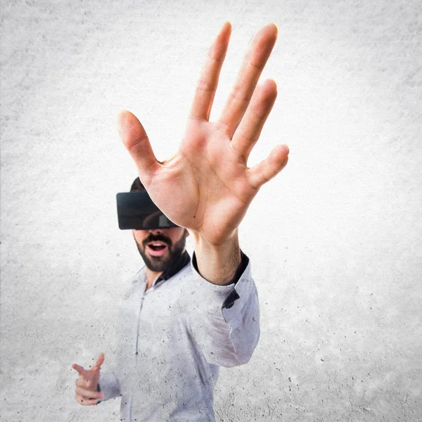 Man met Vr-bril op transparante scherm aanraken — Stockfoto